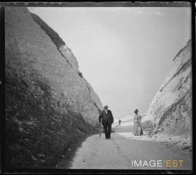 Promeneurs dans une gorge (Berneval-le-Grand)